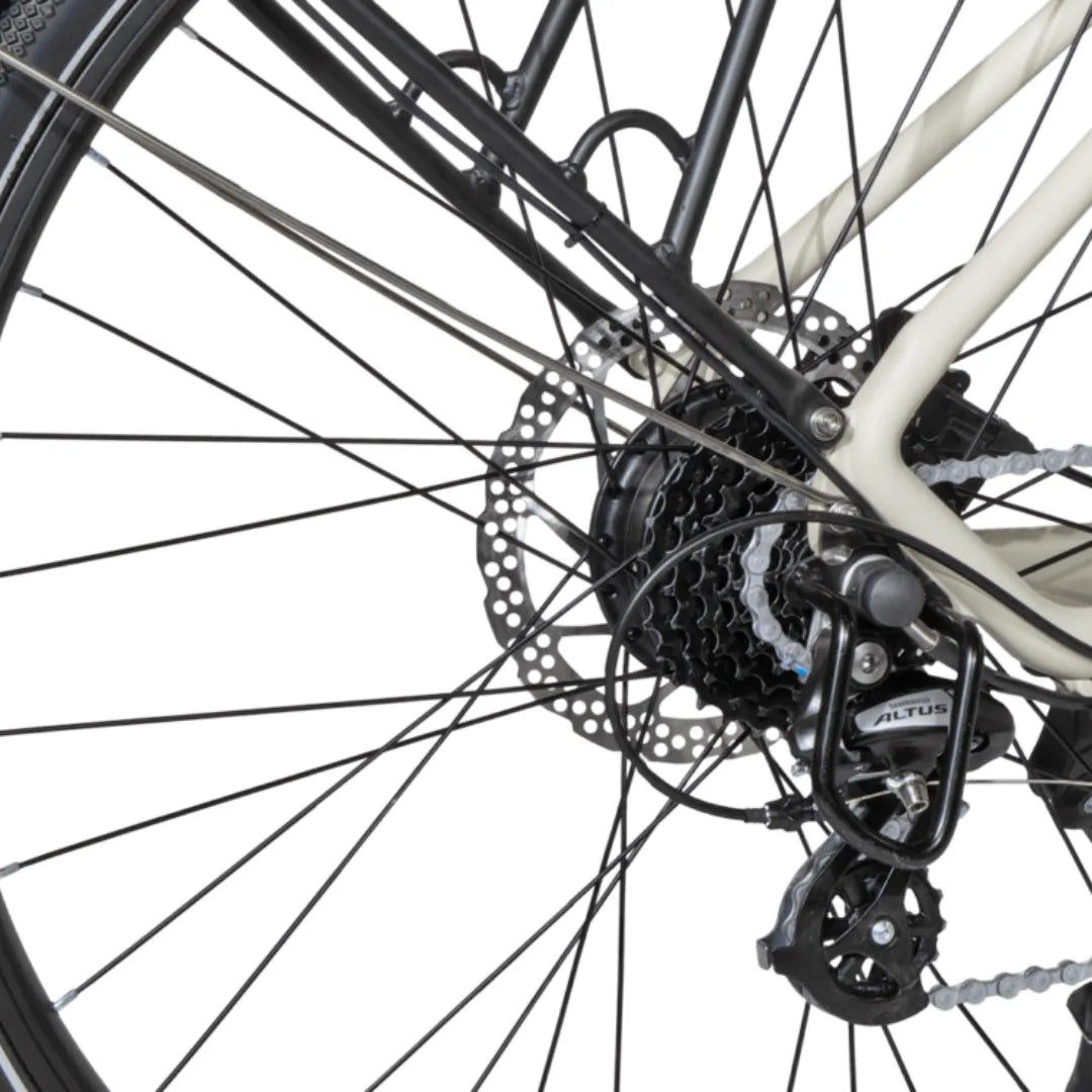 Izdelek je električno kolo, model MS Energy C40. Na sliki je prikazan del zadnjega kolesa, kjer so vidni elementi, kot so kolo, verižnik in menjalnik. Kolo ima tudi disk zavore, kar nakazuje na boljšo zmogljivost pri zaviranju. Celoten izgled nakazuje na robustno in funkcionalno zasnovo, primerna za različne terene.