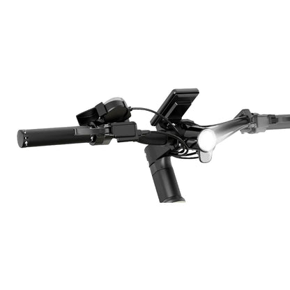 Izdelek je električno kolo, znamke MS Energy, model C40. Na sliki je prikazan del krmila, kjer so vidni ročaji, zaslon za prikaz informacij ter svetilka. Celoten dizajn je eleganten in sodoben, kar nakazuje na funkcionalnost in udobje pri vožnji.