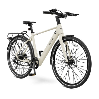 Izdelek je električno kolo, znamke MS Energy, model C40. Na sliki je vidno moderno električno kolo v svetli barvi, opremljeno z debelimi pnevmatikami in diskastimi zavorami. Ima tudi nosilec na zadnjem delu, kar omogoča prevoz dodatne opreme. Kolo je zasnovano za udobno vožnjo po mestnih in podeželskih poteh.