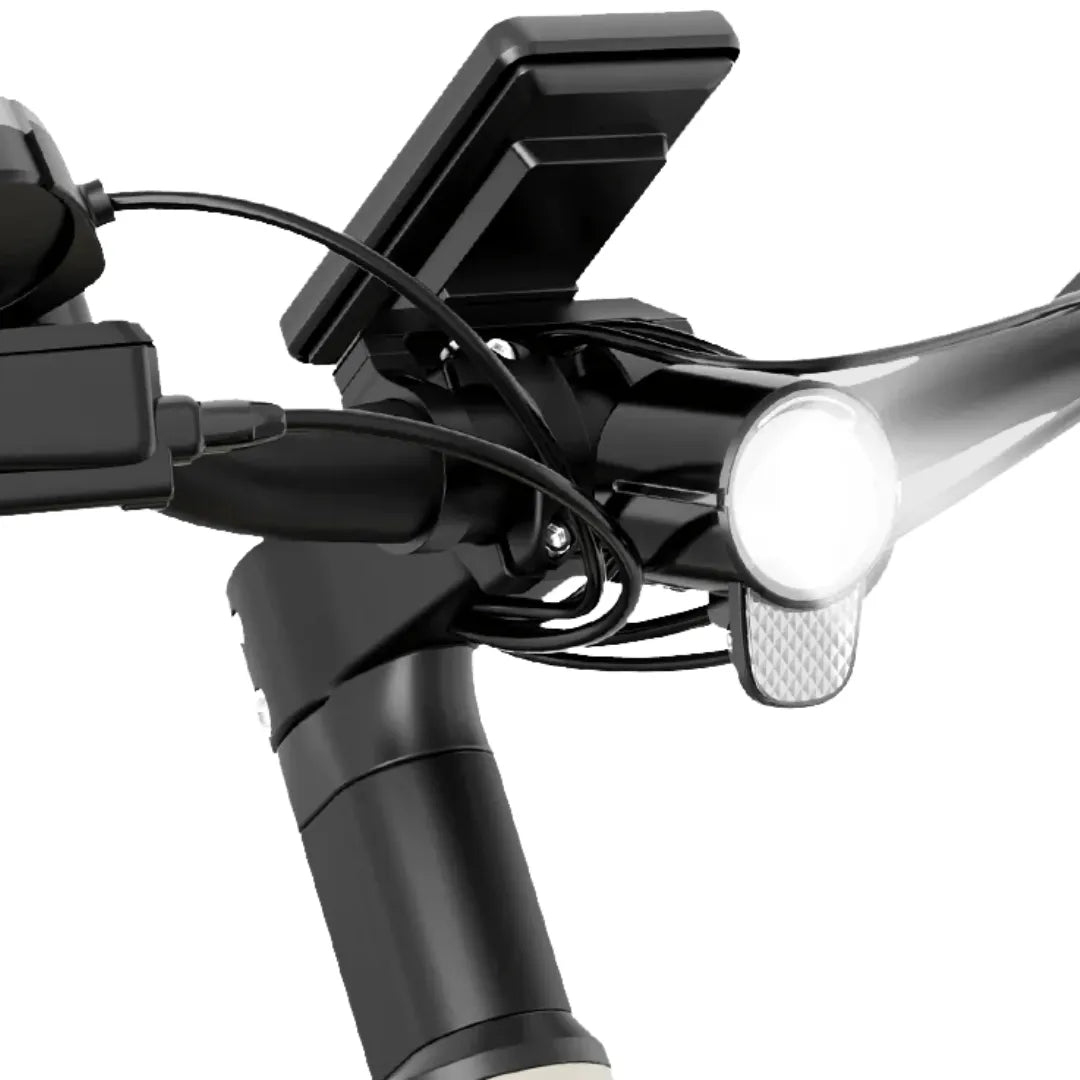 Izdelek je električno kolo, model MS Energy C40. Na sliki so vidni krmili, na katerih sta nameščena svetilka in zaslon. Svetilka je zasnovana za osvetljevanje poti, zaslon pa verjetno prikazuje informacije o hitrosti, prevoženi razdalji ali nivoju baterije. Celotna zasnova je moderna in funkcionalna.