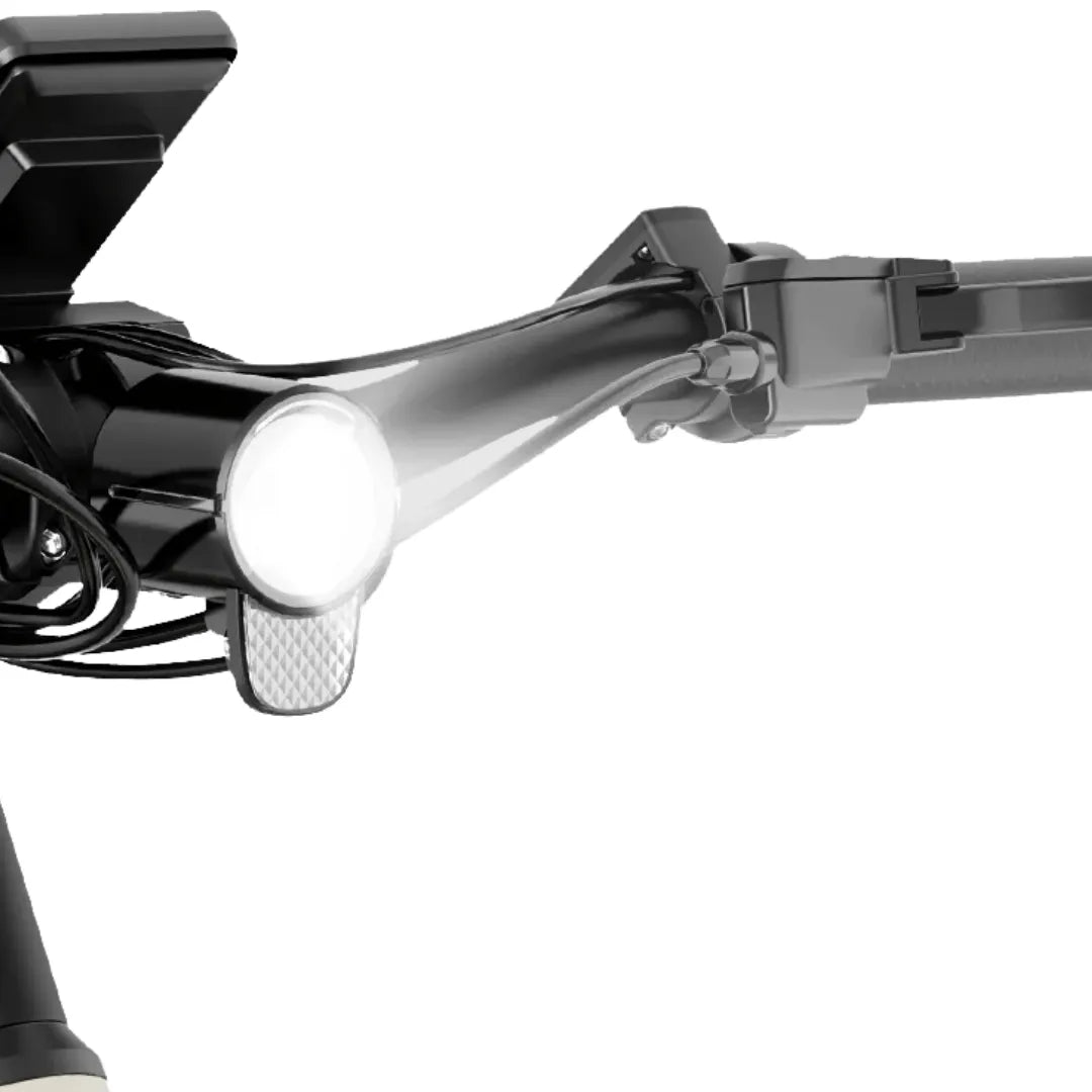 Izdelek je električno kolo, model MS Energy C40. Na sliki je vidna sprednja stran kolesa, kjer se nahajajo krmilo, luč in del okvirja. Luč je zasnovana za izboljšanje vidnosti pri vožnji v temnejših pogojih. Kolo ima črn mat videz, kar mu daje sodoben in eleganten izgled.