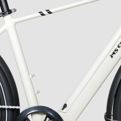 Izdelek na sliki je električno kolo, model MS Energy C40. Na sliki je del okvirja kolesa v svetli barvi, ki ima elegantno obliko. Vidni so tudi del pogonskega sistema in kolesa s širokimi gumami, kar nakazuje na udobno vožnjo. Znamka je jasno označena na okvirju, kar dodatno potrjuje identiteto izdelka.