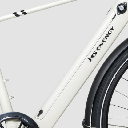 Izdelek na sliki je električno kolo, model MS Energy C40. Na sliki je del okvirja kolesa, ki je v svetli barvi, z jasno vidnim logotipom znamke MS Energy. Opazna je tudi zasnova okvirja, ki vključuje prostor za baterijo, kar nakazuje na električni pogon. Kolo ima tudi široke pnevmatike, kar prispeva k udobni vožnji.