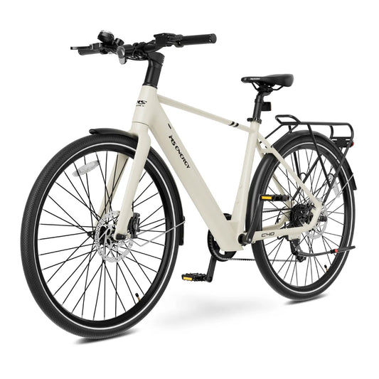 Izdelek je električno kolo znamke MS Energy, model C40. Na sliki je vidno moderno električno kolo v svetli barvi, ki ima široka kolesa in disk zavore. Kolo je opremljeno z udobnim sedežem ter praktičnim nosilcem na zadnjem delu, kar omogoča prevoz prtljage. Krmilo je oblikovano za udobno vožnjo, kar kaže na namen kolesa za mestno uporabo.