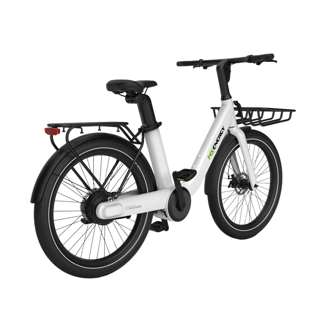 Izdelek je električno kolo, znamke MS Energy, model Cityzen C102. Na sliki je vidno moderno električno kolo v beli barvi, opremljeno z zadnjim prtljažnikom in širokimi pnevmatikami. Kolo ima udobno sedežno pozicijo ter ročaje, kar nakazuje na udobno vožnjo po mestnih površinah. Vidna je tudi električna enota na zadnjem kolesu, kar potrjuje njegovo električno delovanje.