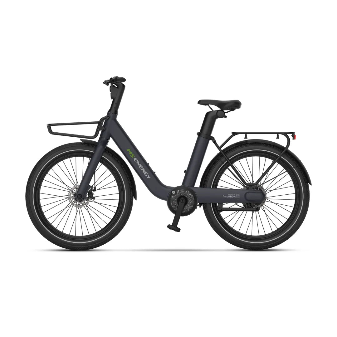 Na sliki je električno kolo znamke MS Energy, model Cityzen C102. Kolo ima udoben okvir z nizkim prečnim členom, kar olajša vstop in izstop. Opremljeno je z debelimi pnevmatikami in nosilcem za prtljago na zadnjem delu. Barva je temno siva, kar daje moderni in elegantni videz.