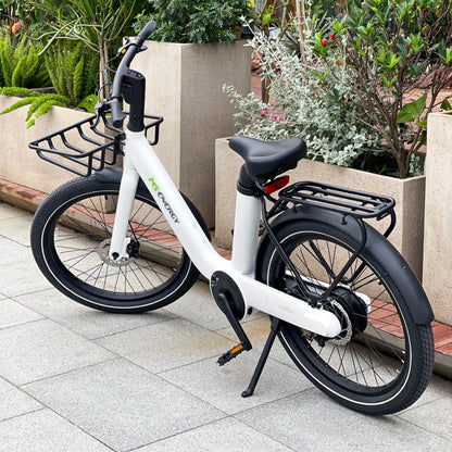 Na sliki je električno kolo znamke MS Energy, model Cityzen C102. Kolo je belo in ima moderno obliko, opremljeno je z dvema prtljažnikoma, sprednjim in zadnjim. V ozadju so vidne zelene rastline, kar daje sliki prijeten naravni občutek. Na krmilu je tudi zaslon, ki verjetno prikazuje informacije o hitrosti ali stanju baterije.