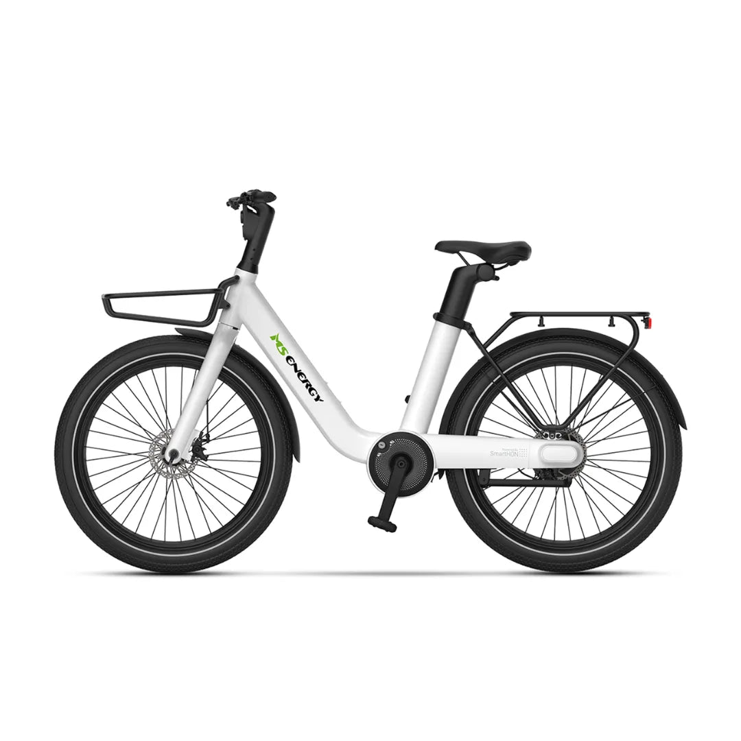 Izdelek je električno kolo, znamke MS Energy, model Cityzen C102. Na sliki je vidno kolo s preprosto in elegantno zasnovo, bele barve, opremljeno s širokimi pnevmatikami in nosilcem na zadnjem delu. Kolo ima udoben sedež in ergonomsko oblikovan krmilo, kar omogoča prijetno vožnjo po mestnih ulicah.