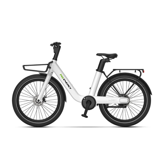 Izdelek je električno kolo, znamke MS Energy, model Cityzen C102. Na sliki je vidno kolo s preprosto in elegantno zasnovo, bele barve, opremljeno s širokimi pnevmatikami in nosilcem na zadnjem delu. Kolo ima udoben sedež in ergonomsko oblikovan krmilo, kar omogoča prijetno vožnjo po mestnih ulicah.