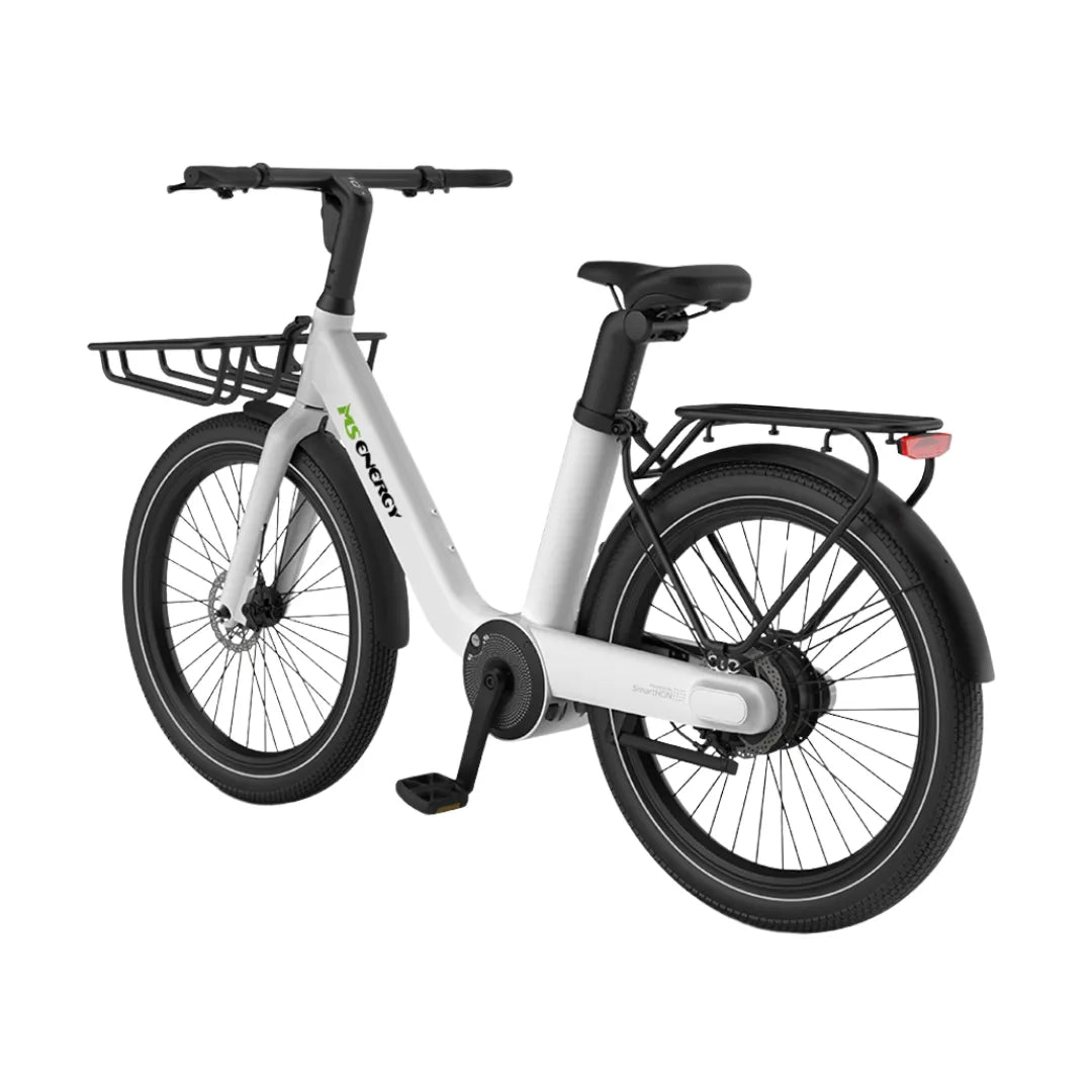 Izdelek je električno kolo, znamke MS Energy, model Cityzen C102. Na sliki je vidno moderno električno kolo s preprosto in elegantno zasnovo. Ima široka kolesa, sprednji in zadnji nosilec za prtljago ter udoben sedež. Barva okvirja je svetla, kar daje kolesu sodoben videz. Kolo je opremljeno z električnim motorjem, kar omogoča lažje premagovanje daljših razdalj.