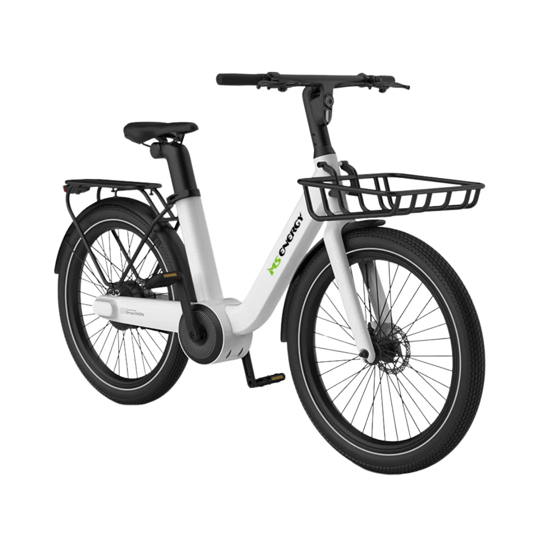 Električno kolo Ms Energy Cityzen C102 v elegantni beli obliki s sprednjo košaro in robustnimi pnevmatikami.