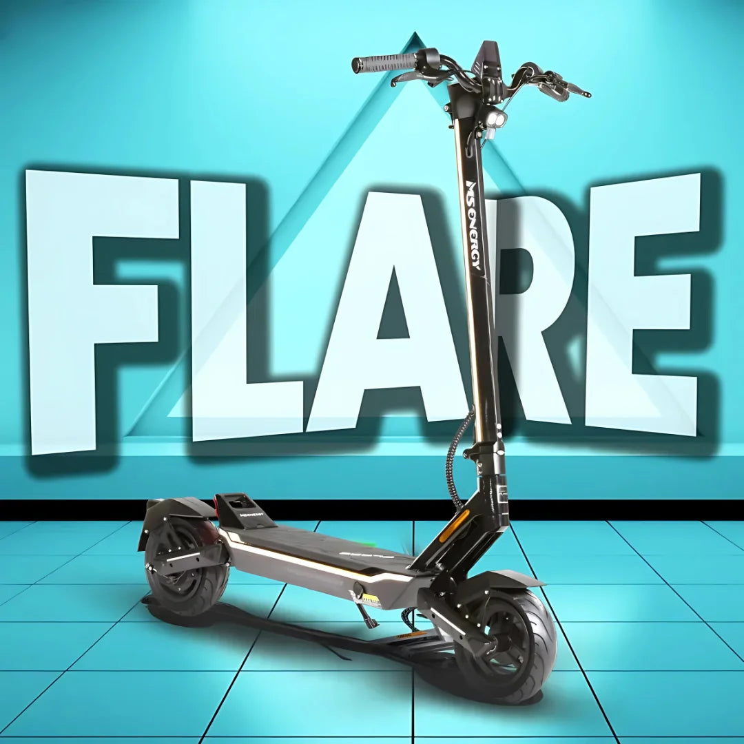 Električni skiro Ms Energy Flare, prikazan na živahnem modrem ozadju z napisom FLARE.