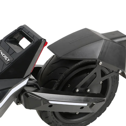 Izdelek na sliki je električni skiro, model MS Energy Flare X. Vidna je zadnja stran skiroja, kjer se nahaja široko kolo z robustnim profilom ter deloma karoserije, ki vključuje nosilec in zaščito nad kolesom. Znamka je označena na zadnjem delu skiroja, kar nakazuje na kakovost in zanesljivost izdelka.