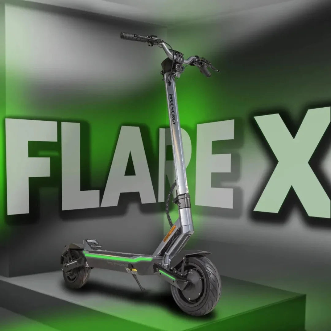 Električni skiro Ms Energy Flare X, prikazan na zelenem in sivem ozadju.