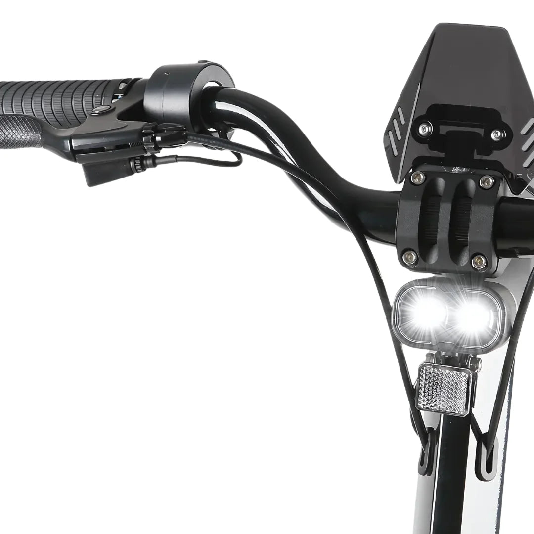 Izdelek je električni skiro, model MS Energy Flare X. Na sliki je vidna krmila skiroja z ergonomskim oprijemom, na katerem so nameščeni gumb za upravljanje in kabli. Prav tako so vidne sprednje luči, ki zagotavljajo boljšo vidljivost med vožnjo. Skupaj z modernim dizajnom krmila, skiro deluje športno in funkcionalno.