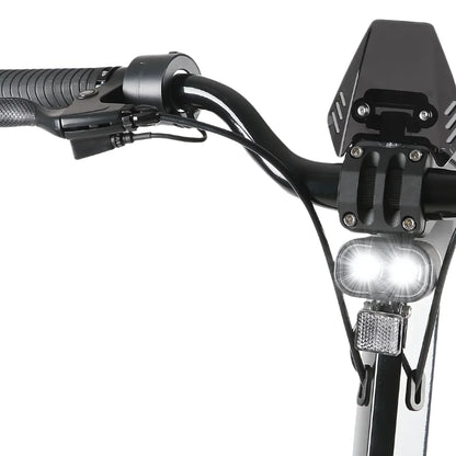 Izdelek je električni skiro, model MS Energy Flare X. Na sliki je vidna krmila skiroja z ergonomskim oprijemom, na katerem so nameščeni gumb za upravljanje in kabli. Prav tako so vidne sprednje luči, ki zagotavljajo boljšo vidljivost med vožnjo. Skupaj z modernim dizajnom krmila, skiro deluje športno in funkcionalno.