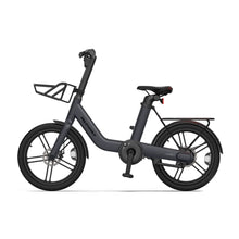 Izdelek na sliki je električno kolo, model MS Energy PulseUrban C20. Na sliki je vidno kolo s kompaktno konstrukcijo, ki vključuje široka kolesa in udoben sedež. Ima tudi sprednji nosilec za prtljago ter zadnji nosilec, kar omogoča enostavno prevoz dodatne opreme. Barva kolesa je temno siva, kar mu daje sodoben in eleganten videz.