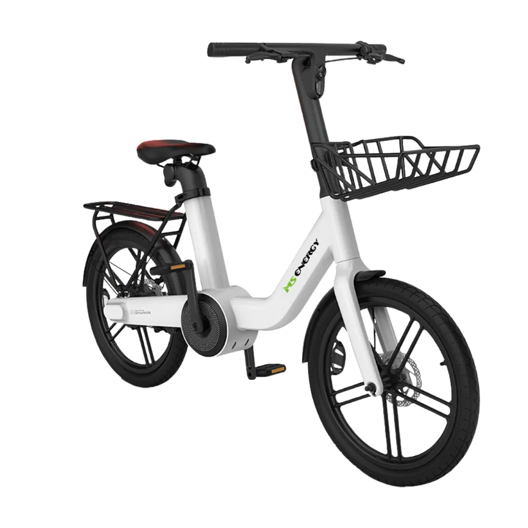 Izdelek je električno kolo, znamke MS Energy, model Pulse Urban C20. Na sliki je vidno moderno električno kolo z belim okvirjem, širokimi pnevmatikami in udobnim sedežem. Kolo ima sprednji koš za prenašanje stvari ter nosilec na zadnji strani, kar ga naredi praktičnega za mestno vožnjo. Roke so postavljene na ergonomične ročaje, kar zagotavlja udobno vožnjo.