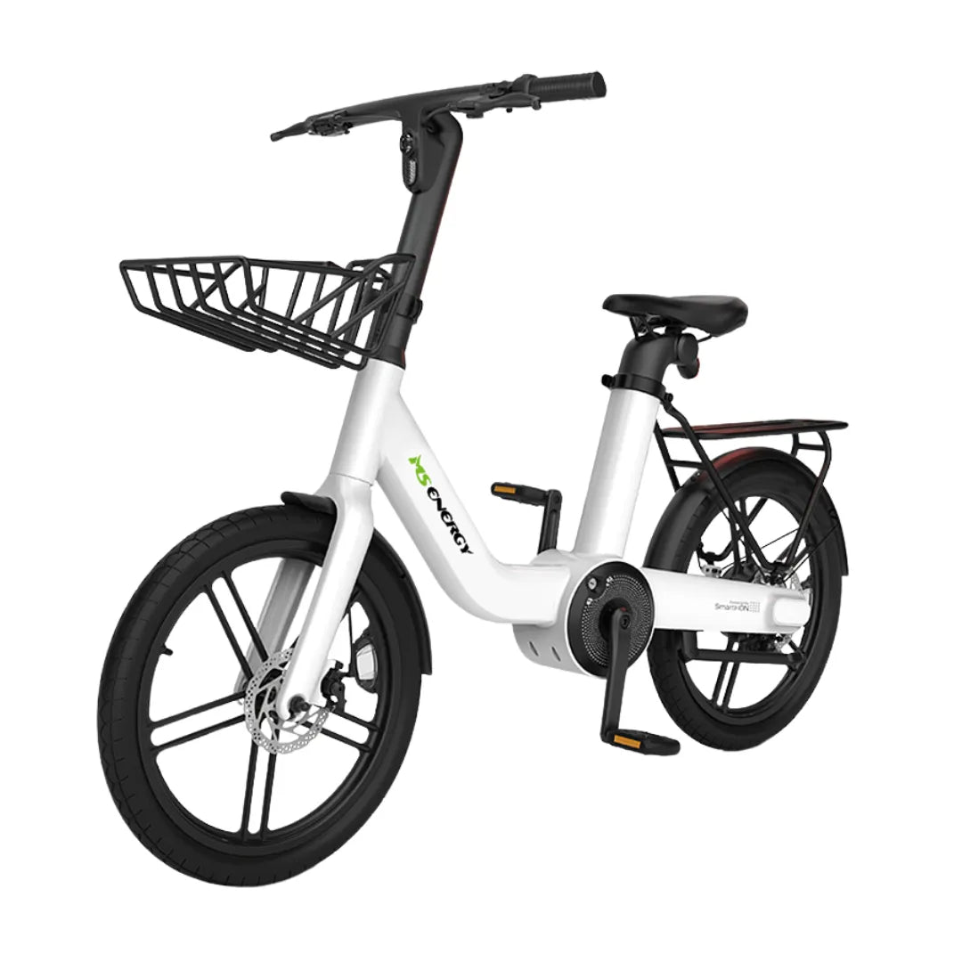 Izdelek je električno kolo, znamke MS Energy, model PulseUrban C20. Na sliki je vidno kolo z modernim dizajnom, belo barvo in prostornim sprednjim košem ter zadnjim prtljažnikom. Ima široke gume in udobno sedežno, kar omogoča prijetno vožnjo po mestnih ulicah.