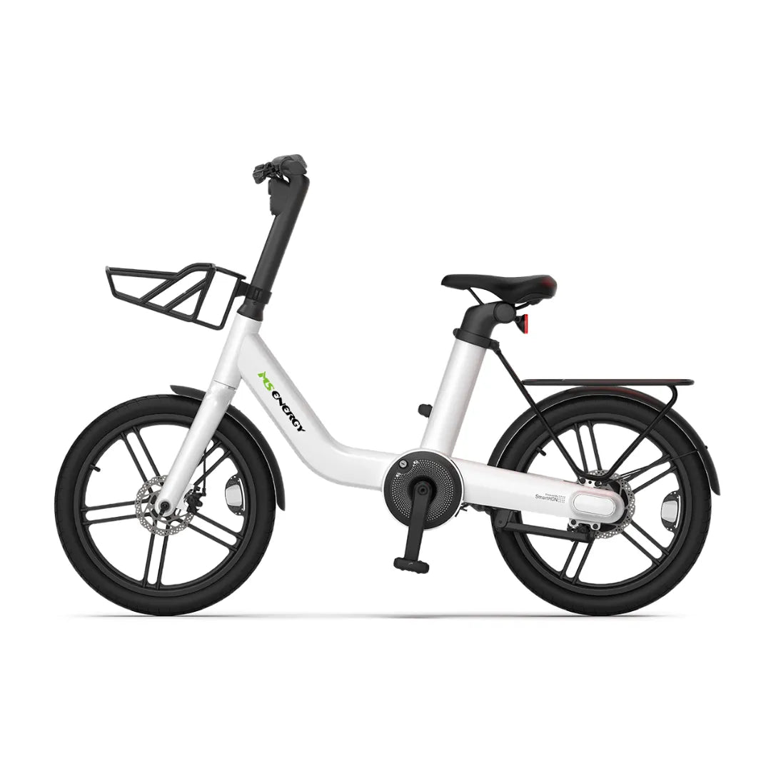 Izdelek je električno kolo, znamke MS Energy, model PulseUrban C20. Na sliki je vidno moderno električno kolo z belim okvirjem in črnimi kolesi. Kolo ima nizko zasnovo, kar olajša vstopanje, ter je opremljeno s prtljažnikom na zadnjem delu in nosilcem spredaj. Vidna je tudi električna enota, ki omogoča pomoč pri pedaliranju.