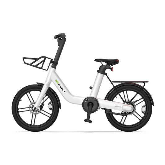 Izdelek je električno kolo, znamke MS Energy, model PulseUrban C20. Na sliki je vidno moderno električno kolo z belim okvirjem in črnimi kolesi. Kolo ima nizko zasnovo, kar olajša vstopanje, ter je opremljeno s prtljažnikom na zadnjem delu in nosilcem spredaj. Vidna je tudi električna enota, ki omogoča pomoč pri pedaliranju.