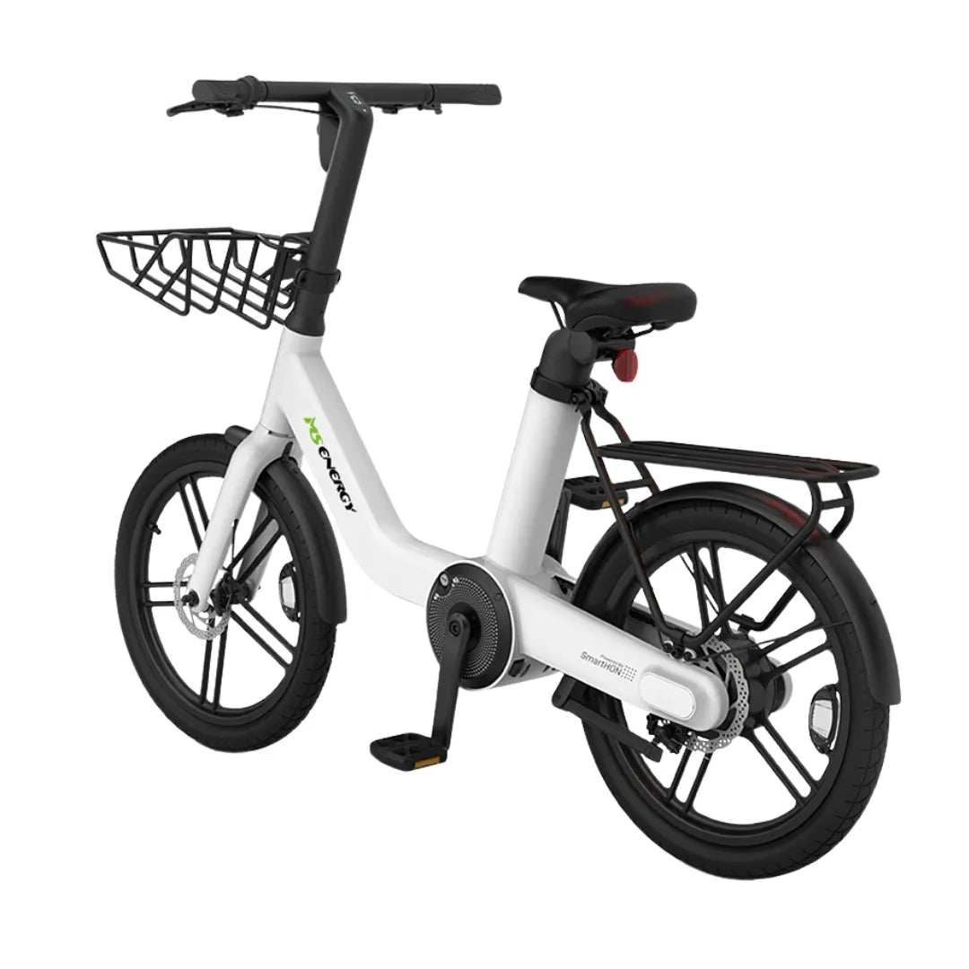 Izdelek je električno kolo znamke MS Energy, model PulseUrban C20. Na sliki je vidno moderno električno kolo z belim okvirjem, širokimi pnevmatikami in športnim dizajnom. Ima tudi sprednji koš za prenašanje stvari ter zadnji nosilec za dodatno prtljago. Kolo je zasnovano za udobno vožnjo po mestnih ulicah.