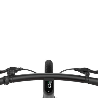 Izdelek je električno kolo, znamke MS Energy, model Pulse Urban C20. Na sliki je prikazan pogled na krmilo kolesa, kjer so vidni ročaji, zavorni mehanizmi in digitalni zaslon, ki prikazuje hitrost in nivo baterije. Kolo ima tudi široke pnevmatike, kar nakazuje na udobno vožnjo po različnih površinah.