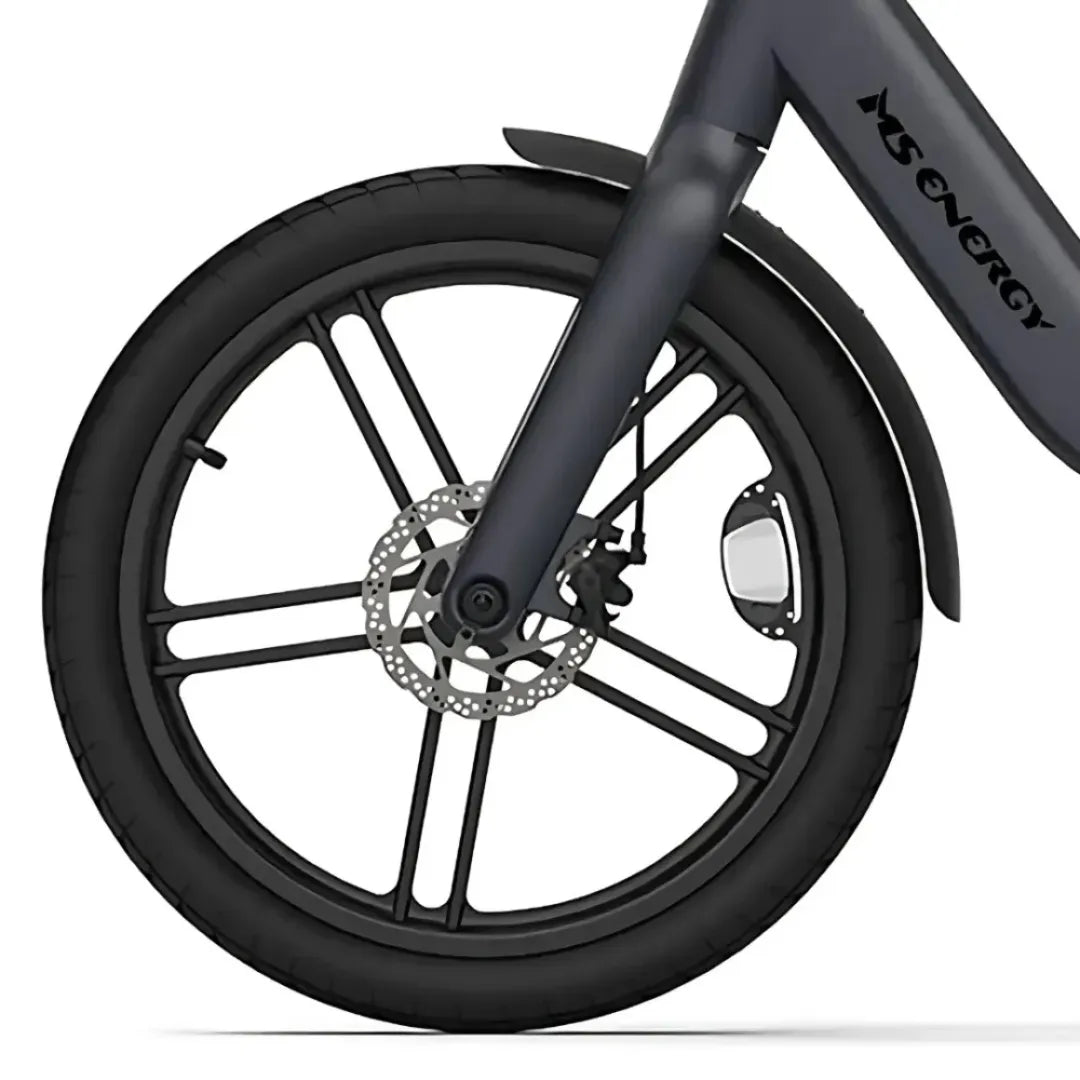 Izdelek je električno kolo znamke MS Energy, model Pulse Urban C20. Na sliki je prikazan sprednji del kolesa, ki vključuje črno pnevmatiko in disk zavora. Kolo ima sodoben dizajn s petimi kraki na platišču in zaščito pred blatom.