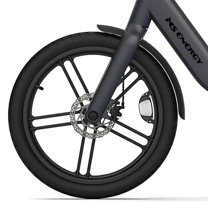 Izdelek je električno kolo znamke MS Energy, model Pulse Urban C20. Na sliki je prikazan sprednji del kolesa, ki vključuje črno pnevmatiko in disk zavora. Kolo ima sodoben dizajn s petimi kraki na platišču in zaščito pred blatom.