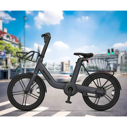 Izdelek je električno kolo, znamke MS Energy, model PulseUrban C20. Na sliki je vidno moderno električno kolo s kompaktnim okvirjem, širokimi kolesi in udobnim sedežem. Kolo ima tudi sprednji koš za shranjevanje, kar ga naredi praktičnega za mestno vožnjo. V ozadju je mestna scena z zelenimi semaforji in arhitekturo.