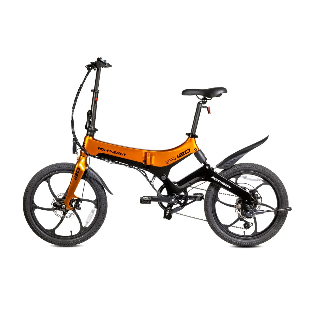Na sliki je električno kolo znamke MS Energy, model i20. Kolo ima kompakten in sodoben dizajn, z značilno oranžno in črno barvno kombinacijo. Opremljeno je z dvema kolesoma, ki imata športen videz, ter zavorami, kar nakazuje na njegovo funkcionalnost in zmogljivost. Vidna je tudi udobna sedežna površina in krmilo, kar prispeva k udobni vožnji.