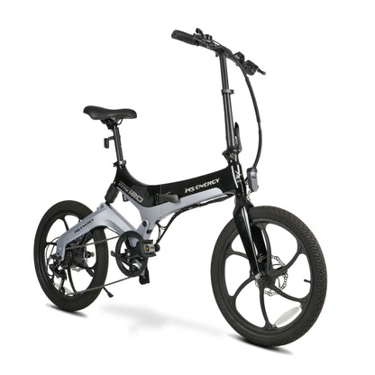 Izdelek je električno kolo znamke MS Energy, model i20. Na sliki je vidno zložljivo električno kolo s kompaktnim dizajnom, ki ima manjša kolesa in ergonomsko oblikovano ogrodje. Kolo je opremljeno s prednjim in zadnjim menjalnikom ter disk zavorami, kar omogoča enostavno vožnjo in dobro zaviranje. Barvna kombinacija je črna in siva, kar daje modern videz.