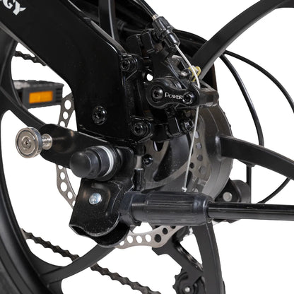 Izdelek na sliki je električno kolo, model MS Energy i20. Na sliki je prikazan del zadnjega kolesa, kjer so vidni zavorni mehanizem, del okvirja in kabli, ki so povezani z zavorami. Kolo ima sodoben dizajn in je opremljeno z disk zavorami, kar omogoča učinkovito zaviranje.