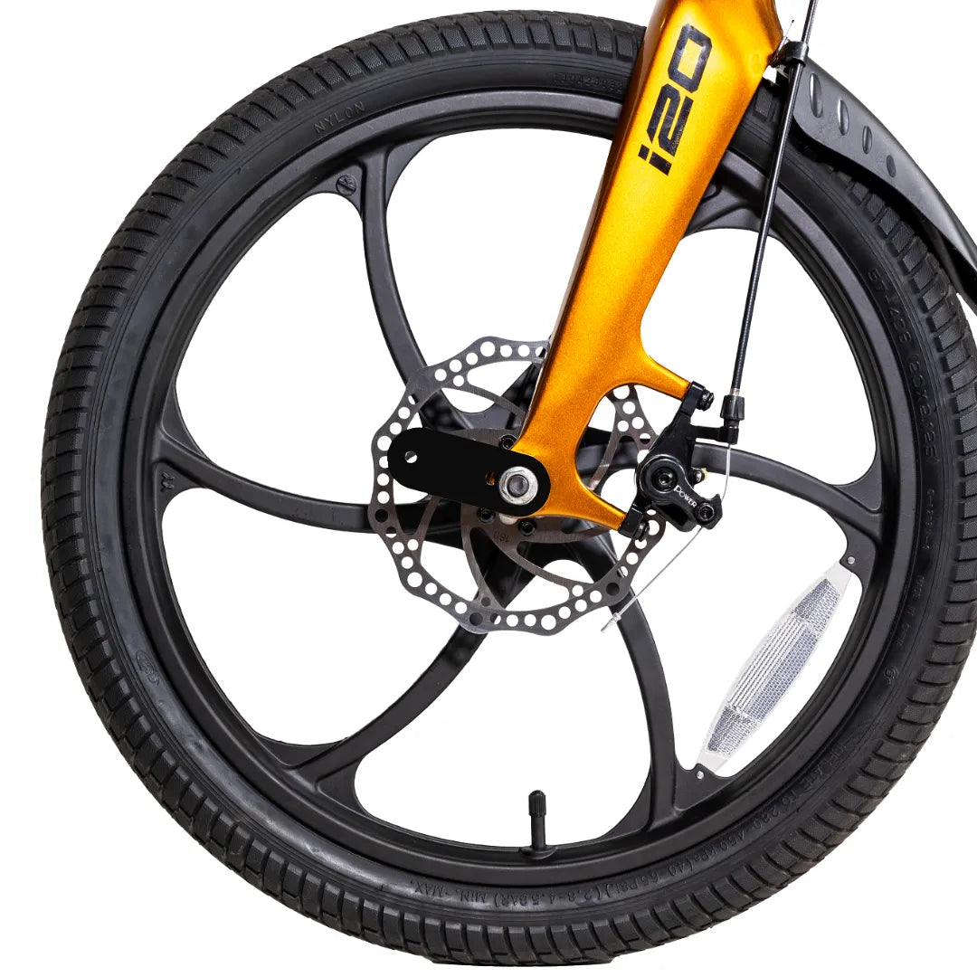 Izdelek je električno kolo, model MS Energy i20. Na sliki je prikazan sprednji del kolesa, ki vključuje inovativno oblikovan platišče z več kraki in disk zavoro. Barva okvirja je svetlo oranžna, kar daje kolesu dinamičen videz. Kolo je opremljeno s sodobnimi komponentami, kar nakazuje na njegovo zmogljivost in uporabnost.