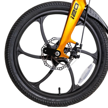 Izdelek je električno kolo, model MS Energy i20. Na sliki je prikazan sprednji del kolesa, ki vključuje inovativno oblikovan platišče z več kraki in disk zavoro. Barva okvirja je svetlo oranžna, kar daje kolesu dinamičen videz. Kolo je opremljeno s sodobnimi komponentami, kar nakazuje na njegovo zmogljivost in uporabnost.