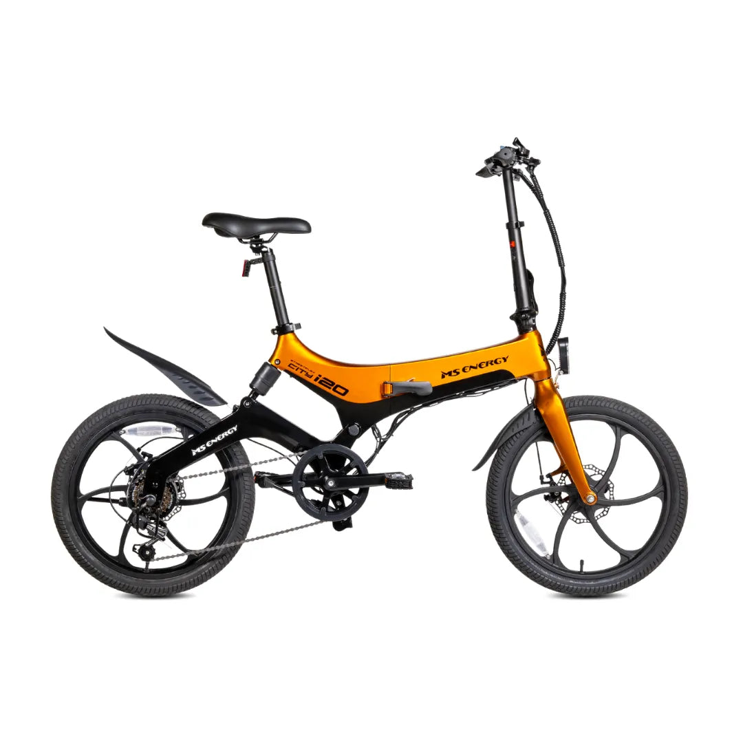Izdelek na sliki je električno kolo, znamke MS Energy, model i20. Kolo ima kompakten in sodoben dizajn, z značilno oranžno in črno barvno kombinacijo. Opremljeno je s sredinskim motorjem, kar omogoča udobno vožnjo, ter ima manjša kolesa, kar prispeva k njegovi prenosljivosti in enostavnemu shranjevanju.
