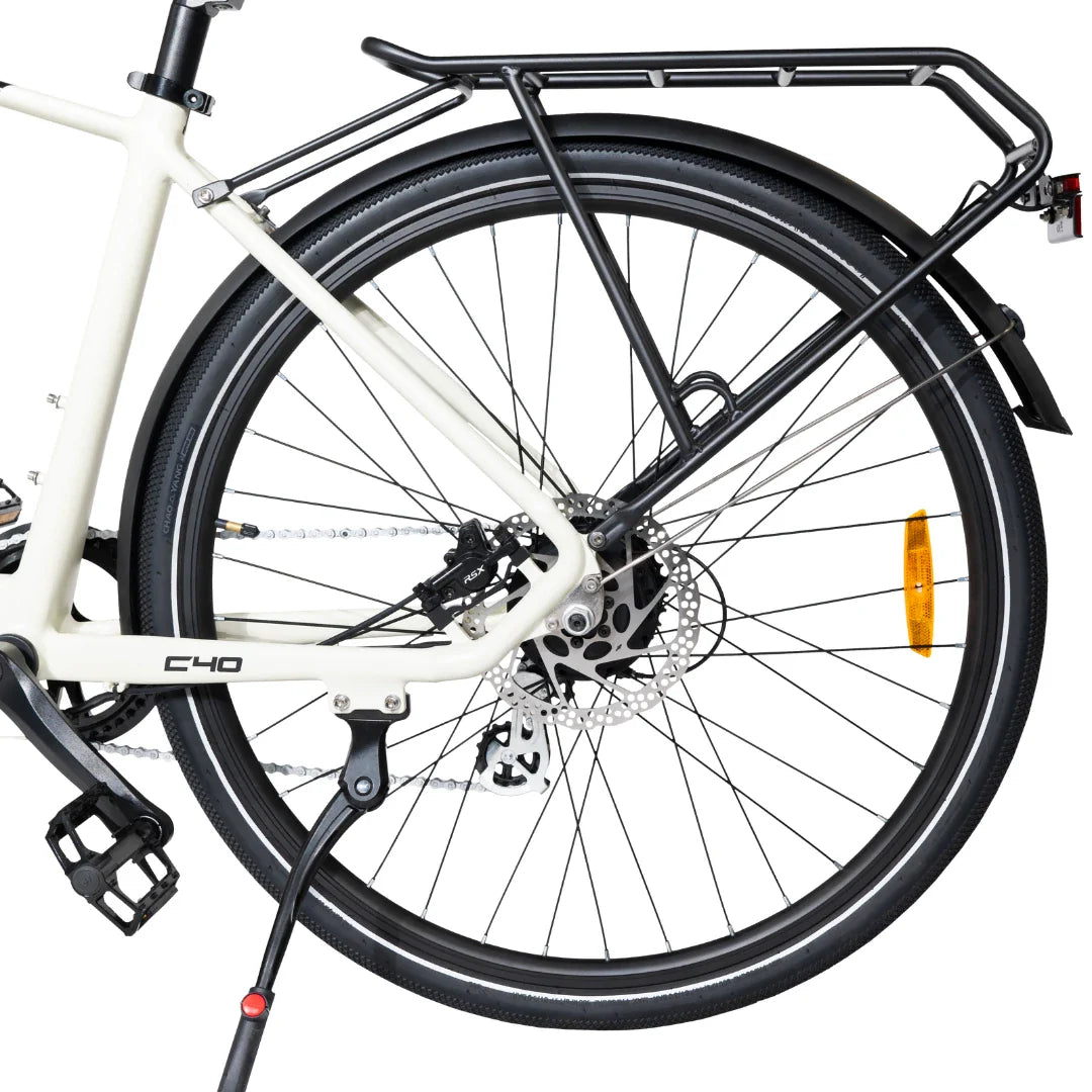 Izdelek je električno kolo znamke MS Energy, model C40. Na sliki je prikazan zadnji del kolesa, ki vključuje okvir v svetli barvi, črn nosilec za prtljago ter disk zavore. Vidni so tudi pedali in del verige, kar nakazuje na funkcionalnost kolesa. Kolo je zasnovano za udobno vožnjo in prenašanje tovora.