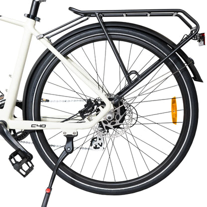 Izdelek je električno kolo znamke MS Energy, model C40. Na sliki je prikazan zadnji del kolesa, ki vključuje okvir v svetli barvi, črn nosilec za prtljago ter disk zavore. Vidni so tudi pedali in del verige, kar nakazuje na funkcionalnost kolesa. Kolo je zasnovano za udobno vožnjo in prenašanje tovora.