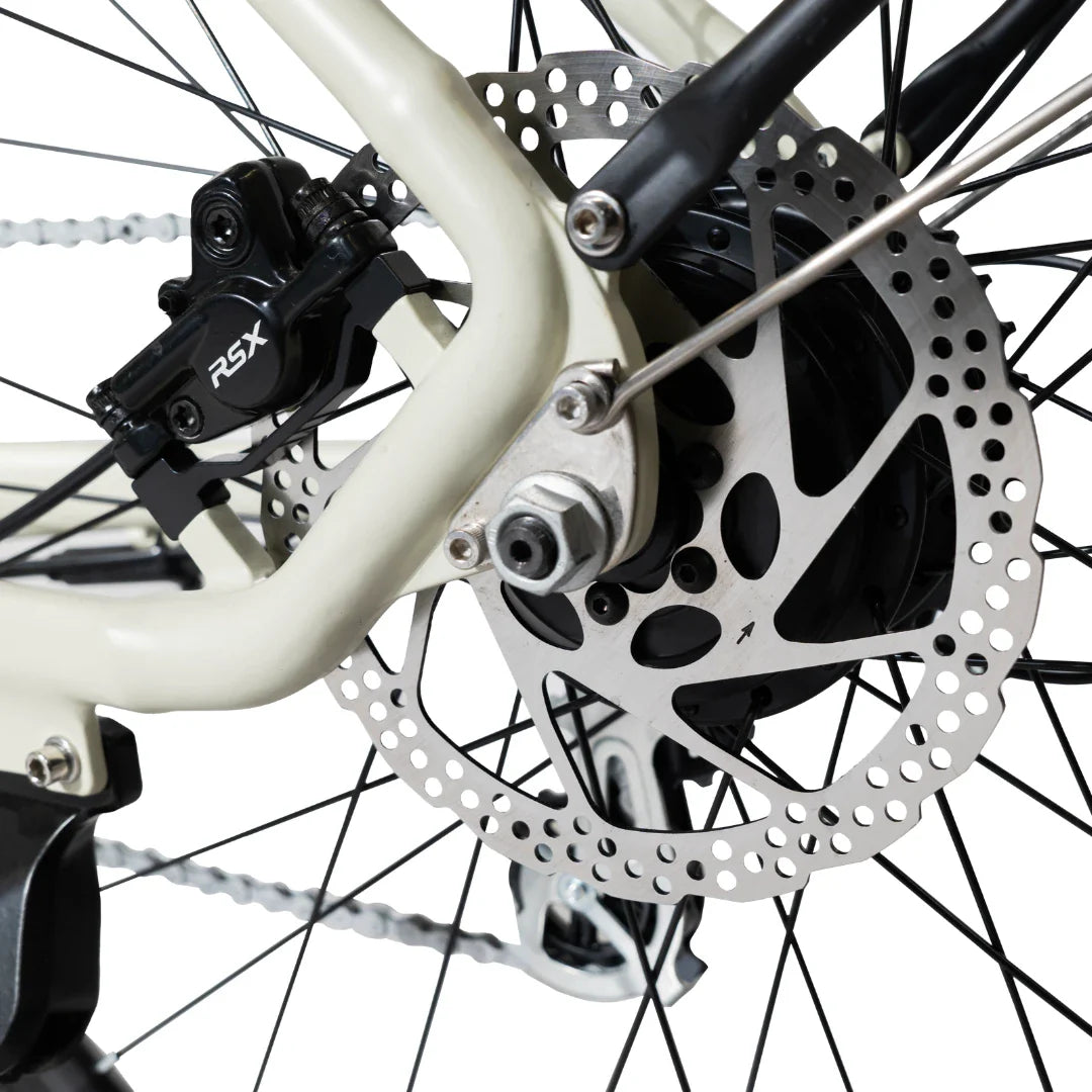 Izdelek je električno kolo, model MS Energy C40. Na sliki je prikazan del zadnjega kolesa, kjer so vidni zavorni mehanizem in disk, ki sta del sistema za učinkovito zaviranje. Kolo ima robustno konstrukcijo, kar nakazuje na njegovo zanesljivost in zmogljivost.