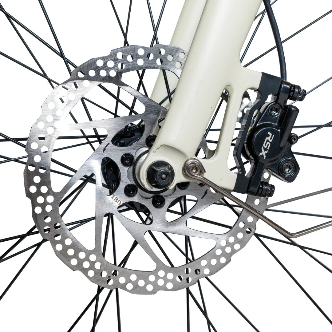 Na sliki je prikazano električno kolo, model MS Energy C40. Vidna je sprednja zavorna sistema, ki vključuje disk zavoro in zavornik, kar nakazuje na robustno zasnovo za učinkovito zaviranje. Kolo ima tudi črne spoke in belo vilico, kar daje moderni videz.