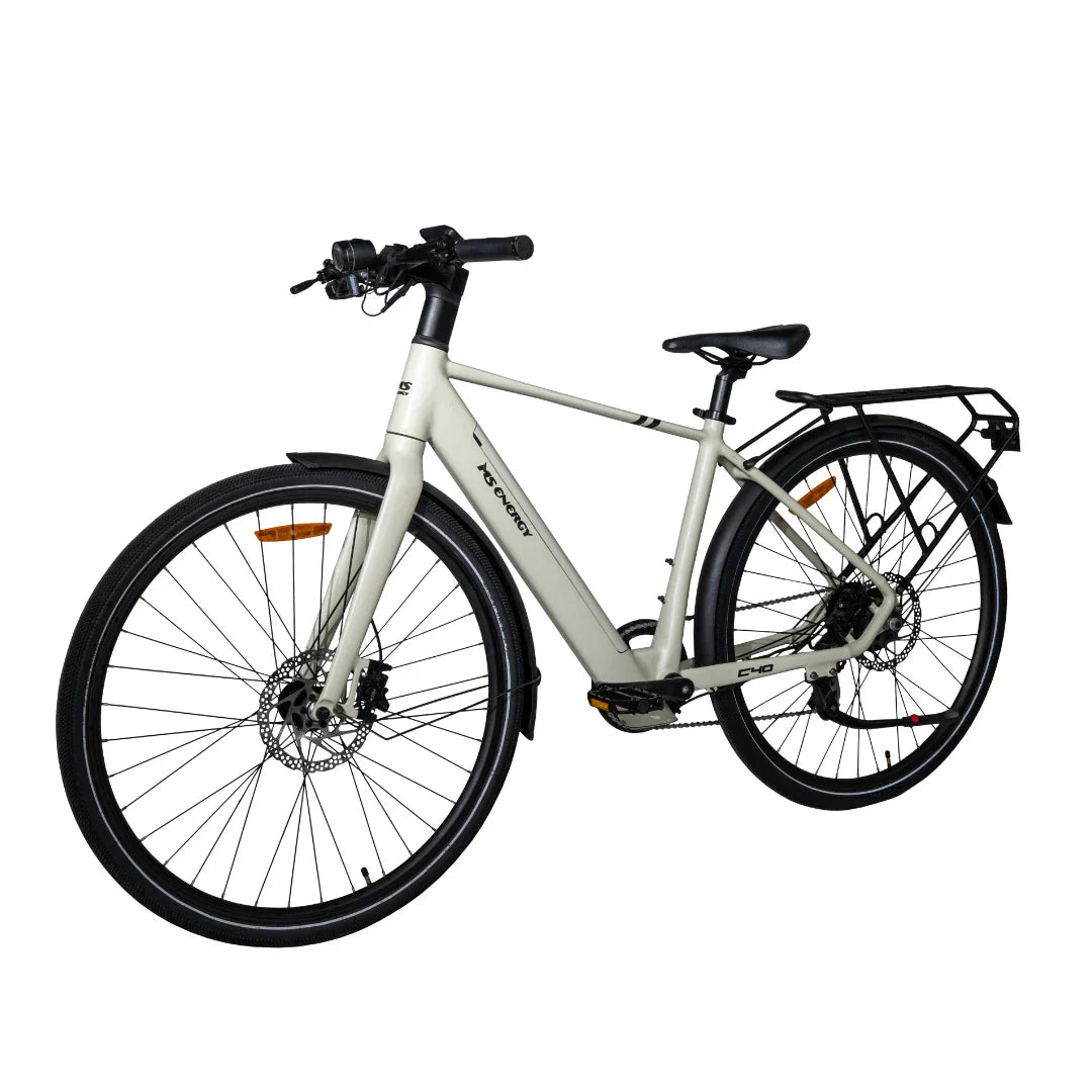 Izdelek na sliki je električno kolo, znamke MS Energy, model C40. Kolo ima moderno zasnovo s širokimi kolesi, diskastimi zavorami in praktičnim nosilcem na zadnjem delu. Barva okvirja je svetla, kar mu daje sodoben videz. Na krmilu so vidne ročice za upravljanje ter dodatki za udobno vožnjo.