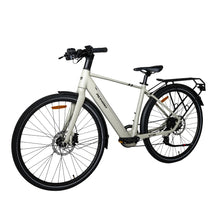 Izdelek na sliki je električno kolo, znamke MS Energy, model C40. Kolo ima moderno zasnovo s širokimi kolesi, diskastimi zavorami in praktičnim nosilcem na zadnjem delu. Barva okvirja je svetla, kar mu daje sodoben videz. Na krmilu so vidne ročice za upravljanje ter dodatki za udobno vožnjo.