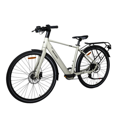 Izdelek na sliki je električno kolo, znamke MS Energy, model C40. Kolo ima moderno zasnovo s širokimi kolesi, diskastimi zavorami in praktičnim nosilcem na zadnjem delu. Barva okvirja je svetla, kar mu daje sodoben videz. Na krmilu so vidne ročice za upravljanje ter dodatki za udobno vožnjo.