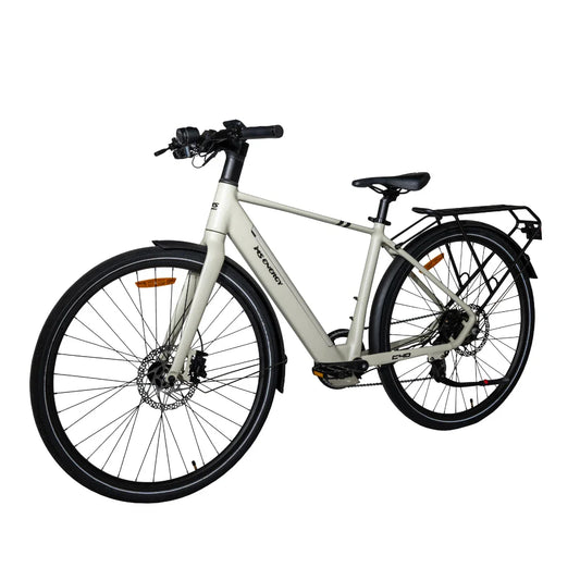 Izdelek na sliki je električno kolo, znamke MS Energy, model C40. Kolo ima moderno zasnovo s širokimi kolesi, diskastimi zavorami in praktičnim nosilcem na zadnjem delu. Barva okvirja je svetla, kar mu daje sodoben videz. Na krmilu so vidne ročice za upravljanje ter dodatki za udobno vožnjo.