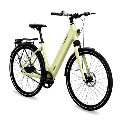 Izdelek na sliki je električno kolo znamke XS Cycle, model C300. Kolo ima svetlo rumeno barvo okvirja in je zasnovano s poudarkom na udobju, saj ima nizko prečko, kar olajša vstopanje. Opremljeno je z disk zavornim sistemom in nosilcem za prtljago, kar ga naredi primernega za mestno vožnjo in daljše izlete.