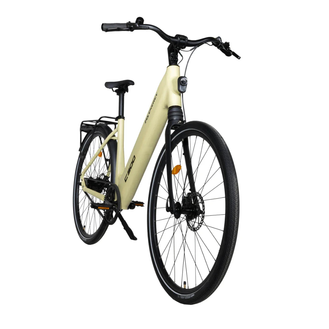 Izdelek je električno kolo, znamke MS Energy, model C300. Na sliki je vidno kolo v svetlo bež barvi, ki ima udoben okvir, široke gume in disk zavore. Kolo je opremljeno s prtljažnikom in ergonomskimi ročaji, kar nakazuje na udobno vožnjo.