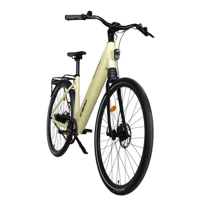 Izdelek je električno kolo, znamke MS Energy, model C300. Na sliki je vidno kolo v svetlo bež barvi, ki ima udoben okvir, široke gume in disk zavore. Kolo je opremljeno s prtljažnikom in ergonomskimi ročaji, kar nakazuje na udobno vožnjo.