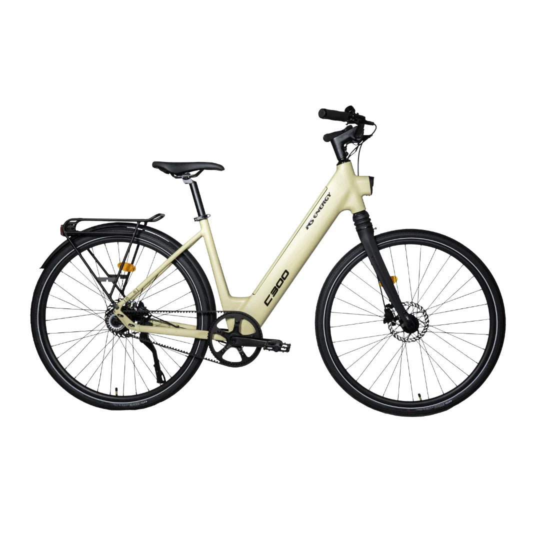 Izdelek je električno kolo znamke MS Energy, model C300. Na sliki je vidno kolo s svetlo bež okvirjem, širokimi pnevmatikami in udobnim sedežem. Ima tudi sprednje in zadnje zavore ter nosilec za prtljago. Oblika okvirja je zasnovana za enostavno vkrcanje in izkrcanje.