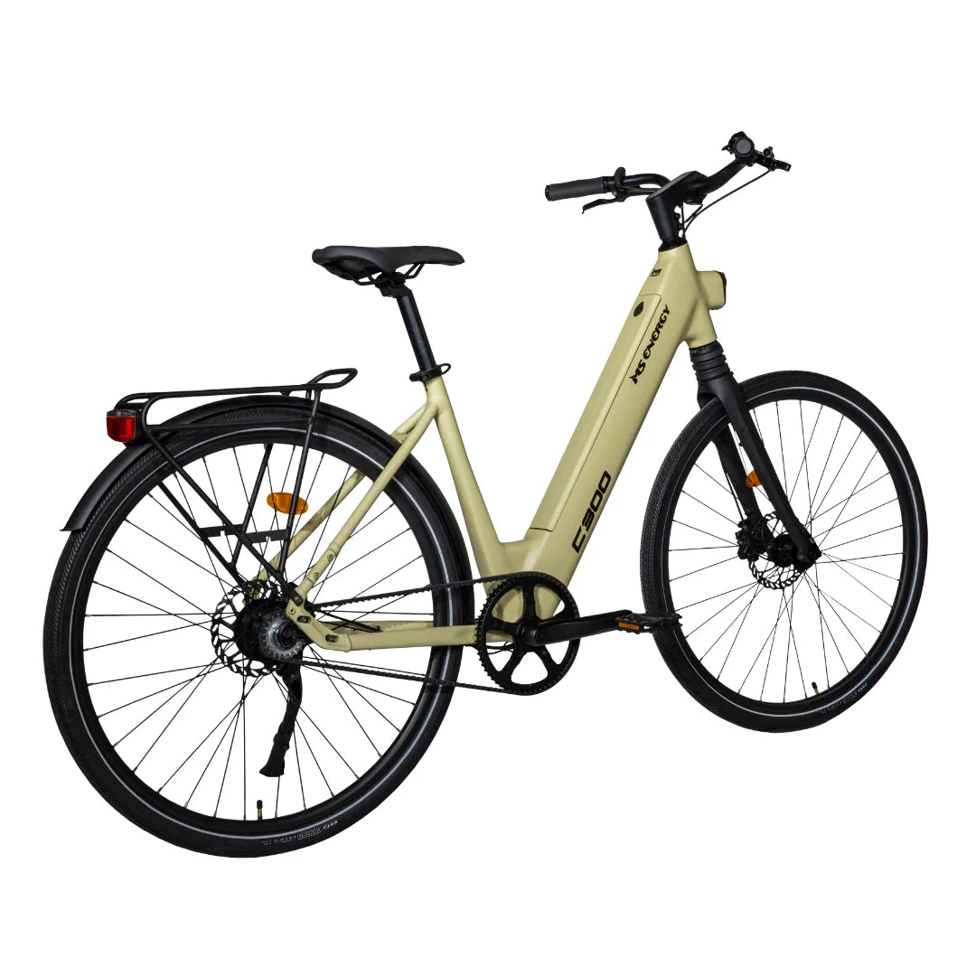 Izdelek je električno kolo znamke MS Energy, model C300. Na sliki je prikazano kolo v svetlo bež barvi, ki ima udobno oblikovano okvir in široke pnevmatike. Opremljeno je z zadnjim prtljažnikom in disk zavornim sistemom, kar omogoča boljšo stabilnost in varnost med vožnjo. Kolo je zasnovano za enostavno uporabo in udobno vožnjo po mestnih poteh.