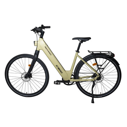 Izdelek je električno kolo, znamke MS Energy, model C300. Na sliki je vidno kolo s preprosto geometrijo okvirja v svetlo zeleni barvi, opremljeno s širokimi kolesi in diskastimi zavorami. Ima tudi nosilec za prtljago na zadnjem delu in udobno sedežno. Kolo je zasnovano za udobno vožnjo po mestnih in podeželskih poteh.